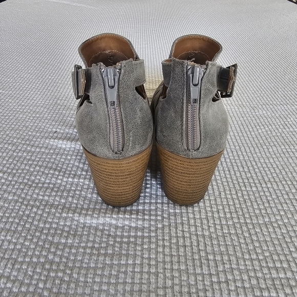 Maurices Gray ankle boots side buckle Size 8 - Picture 4 of 10